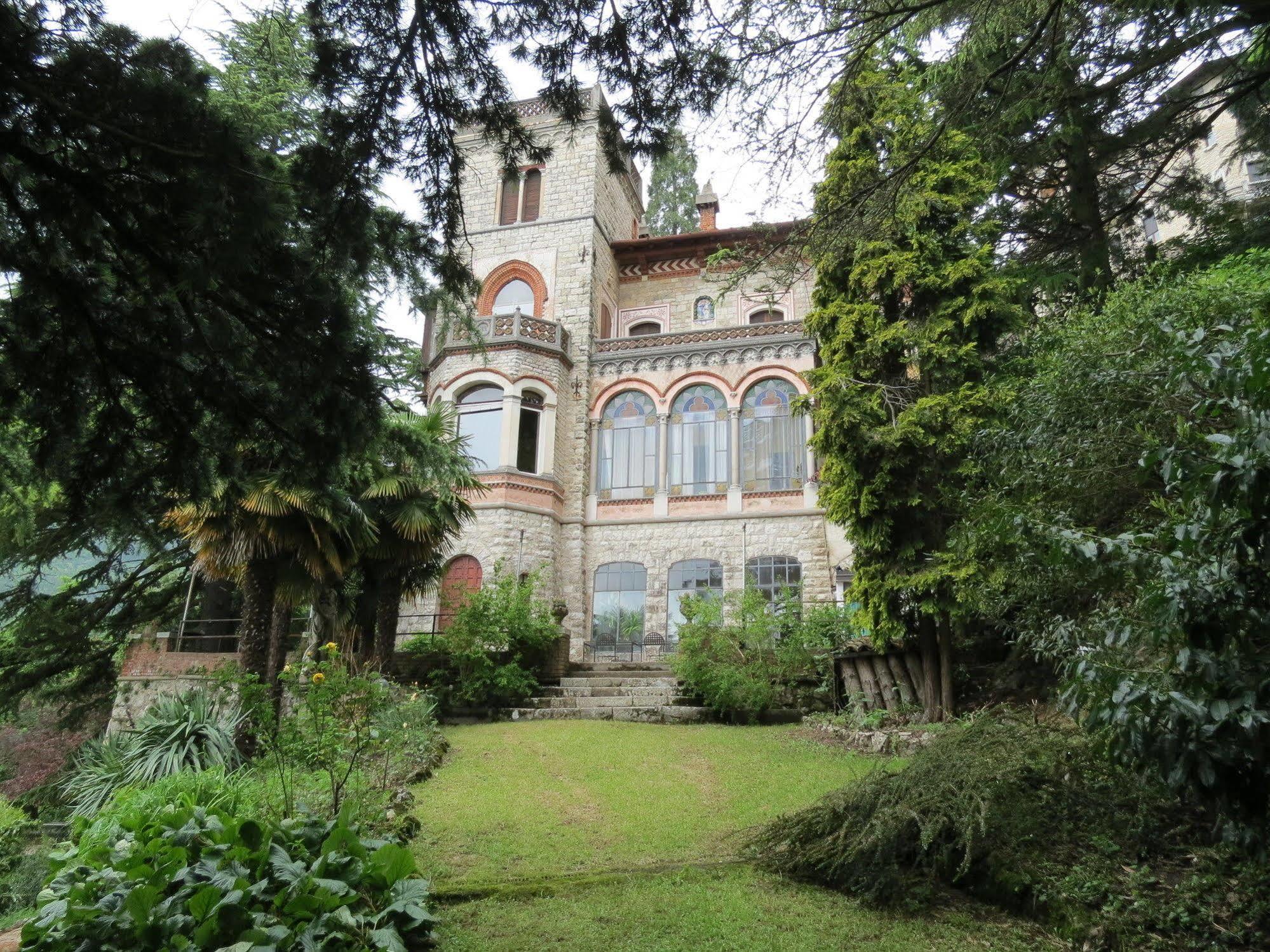 Il Parco E Gli Affreschi Apartment Varese Bagian luar foto